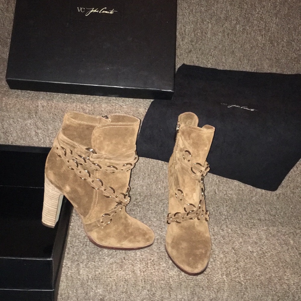 🐫 NWT VC John Camuto NY Genuine Suede Booties